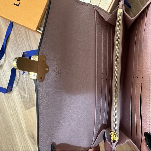 Authentic LOUIS VUITTON
Damier Ebene Clapton Wallet Magnolia - Picture 5 of 7